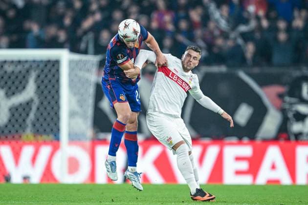 UEFA Europa League - FC Basel vs VfB Stuttgart am 02.10.2025 im St. Jakob-Park imm Basel Flavius Daniliuc (FC Basel) im Zweikampf gegen Ermedin Demirovic (Stuttgart)