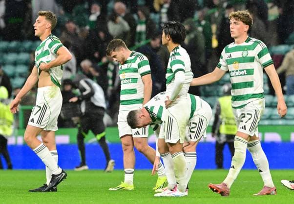 Celtic FC v S.C. Braga - UEFA Europa League GLASGOW, SCOTLAND - OCTOBER 02: Players of Celtic at the end of UEFA Europa League match, round 2 of 8 between Celtic FC and S.C. Braga at Celtic Park, on 2nd October 2025 in Glasgow, Scotland. Mark Runacles Anadolu Glasgow Scotland. Editorial use only. Please get in touch for any other usage.  Copyright: x2025xAnadoluxMarkxRunaclesx
