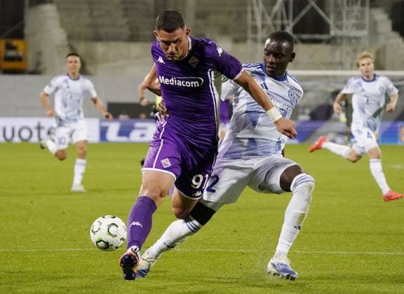 Fiorentina™s Roberto Piccoli fight for the ball with Sigma™s Abdoulaye Sylla during the UEFA Conference League soccer match between Fiorentina and Betis at Artemio Franchi stadium in Florence, Italy - Thursday, October 02, 2025.  Copyright: xMarcoxBucco LaxPressex