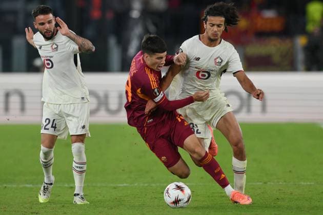 Matias Soule of AS Roma under pressure from Ayyoub Bouaddi of Lille during the match of Uefa Europa League Championship between A.S.Roma and Lille at the Olimpico Stadium on Oct 2, 2025 in Rome, Italy. during AS Roma vs LOSC Lille, Football Europa League match in Rome, Italy, October 02 2025  Copyright: xRobertoxRamaccia IPAxSportx xipa-agency.netx xx IPA_66058750 IPA_Agency_IPA66058750