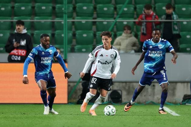WARSZAWA 02.10.2025 MECZ 1. KOLEJKA LIGA KONFERENCJI SEZON 2025 26 --- UEFA CONFERENCE LEAGUE MATCH IN WARSAW: LEGIA WARSZAWA - SAMSUNSPOR KULUBU MIGOUEL ALFARELA KACPER URBANSKI ARBNOR MUJA FOT. PIOTR KUCZA FOTOPYK NEWSPIX.PL --- newspix.pl 