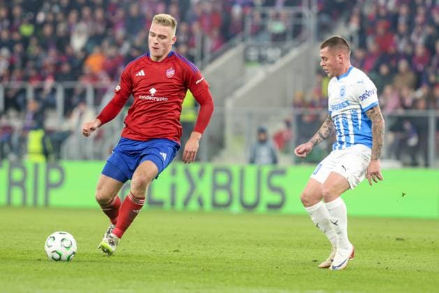 02.10.2025, Sosnowiec Liga Konferencji UEFA sezon 2025 26 kolejka I, Rakow Czestochowa - Universitatea Craiova - UEFA Conference League football Match season 2025 26 round I Rakow Czestochowa - Universitatea Craiova Nz. Oskar Repka Alexandru Cicaldau Fot. Michal Chwieduk Arena Akcji NEWSPIX.PL --- newspix.pl 