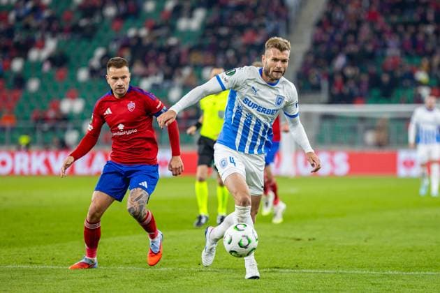 Sosnowiec 02.10.2025 Pilka nozna Liga Konferencji UEFA sezon 2025 2026 kolejka 1 mecz: Rakow Czestochowa - Universitatea Craiova n z Fran Tudor, Alexandru Cretu --- Football UEFA Conference League season 2025 2026 round 1 match: Rakow Czestochowa - Universitatea Craiova op Fran Tudor, Alexandru Cretu Fot. Rafal Baranski Arena Akcji NEWSPIX.PL --- newspix.pl 