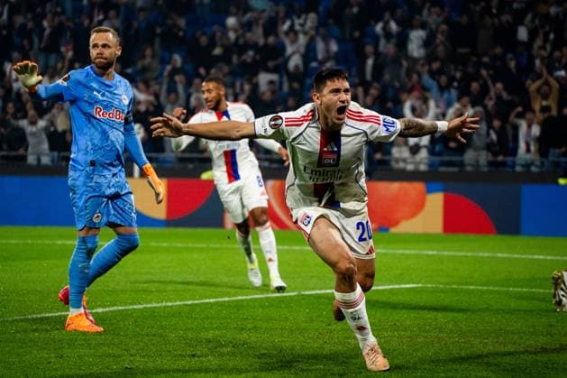 OL - Salzburg à Décines-Charpieu le 2 octobre 2025. Nicolas Liponne MAXPPP - Décines-Charpieu 02 10 2025 But de Martin Satriano lors du match entre l Olympique Lyonnais (OL) et le Red Bull Salzburg, dans le cadre de la 2e journée de Ligue Europa, au stade de Lyon Groupama Stadium, à Décines-Charpieu le 2 octobre 2025. Match between Olympique Lyonnais (OL) and Red Bull Salzburg, as part of the second day of the Europa League, at the Groupama Stadium in Lyon, Décines-Charpieu, on October 2, 2025. Décines-Charpieu Auvergne-Rhône-Alpes FRANCE  Copyright: xMAXPPPxNicolasxLiponnex NLP202510027271 NLP202510027271