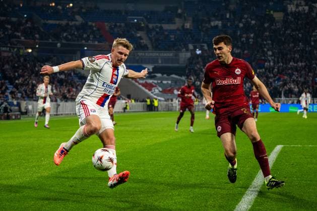 OL - Salzburg à Décines-Charpieu le 2 octobre 2025. Nicolas Liponne MAXPPP - Décines-Charpieu 02 10 2025 Pavel Sulc et Jocob Rasmussen lors du match entre l Olympique Lyonnais (OL) et le Red Bull Salzburg, dans le cadre de la 2e journée de Ligue Europa, au stade de Lyon Groupama Stadium, à Décines-Charpieu le 2 octobre 2025. Match between Olympique Lyonnais (OL) and Red Bull Salzburg, as part of the second day of the Europa League, at the Groupama Stadium in Lyon, Décines-Charpieu, on October 2, 2025. Décines-Charpieu Auvergne-Rhône-Alpes FRANCE  Copyright: xMAXPPPxNicolasxLiponnex NLP202510027277 NLP202510027277