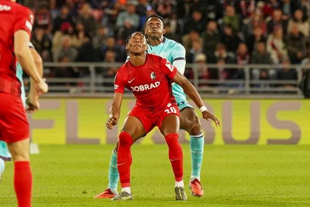 Fussball: UEFA Europa League 2025 26, 2. Spieltag - FC Bologna vs SC Freiburg - Renato Dall Ara (Bologna, Italien): Junior Adamu (SC Freiburg, 20) und Jhon Lucumi (Bologna, 26) Bologna Metropolitanstadt Bologna Italien Copyright: xJOERANxSTEINSIEKx