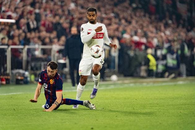 Schweiz: UEFA Europa League 2025 26, FC Basel 1893 vs VfB Stuttgart - St. Jakob-Park, Basel: Lorenz Assignon (22 Stuttgart) im Duell mit Dominik Schmid (31 Basel) Copyright: xKjetilxWaberx