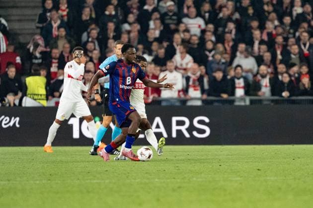 Schweiz: UEFA Europa League 2025 26, FC Basel 1893 vs VfB Stuttgart - St. Jakob-Park, Basel: Philip Otele (7 Basel) im Duell mit Lorenz Assignon (22 Stuttgart) Copyright: xKjetilxWaberx