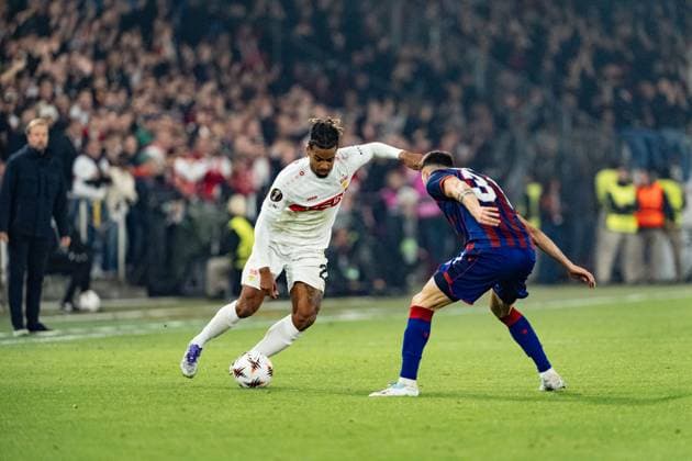 Schweiz: UEFA Europa League 2025 26, FC Basel 1893 vs VfB Stuttgart - St. Jakob-Park, Basel: Lorenz Assignon (22 Stuttgart) im Duell mit Dominik Schmid (31 Basel) Copyright: xKjetilxWaberx