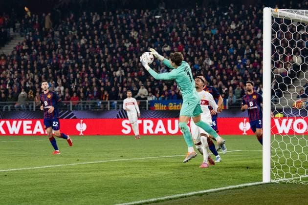 Schweiz: UEFA Europa League 2025 26, FC Basel 1893 vs VfB Stuttgart - St. Jakob-Park, Basel: Torhüter Marwin Hitz (1 Basel) in aktion Copyright: xKjetilxWaberx