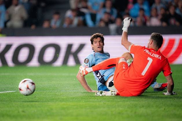 ESP: RC Celta v PAOK Salonica FC UEFA Europa League. Matchday 2. marcos alonso of celta and jiri pavlenka of paok during the UEFA Europa League match, between RC Celta de Vigo and PAOK Salonica FC, Matchday 2, Balaidos Stadium on October 2, 2025 in Vigo, Spain. kpng Copyright: xPedroxMinax xPRESSINx PS_2501002_CEL_PAO_2526_015