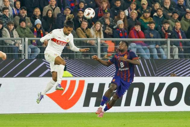 Lorenz Assignon (VfB Stuttgart, 22) und Philip Otele (FC Basel, 07) im Kampf um den Ball , Schweiz, Fussball, UEFA Europa League, 2. Spieltag, 2025 2026, FC Basel vs. VfB Stuttgart, 02.10.2025, Sankt Jakob Park, Basel, Schweiz Basel Sankt Jakob Park Kanton Basel-Stadt Schweiz Copyright: xGrantxHubbsx