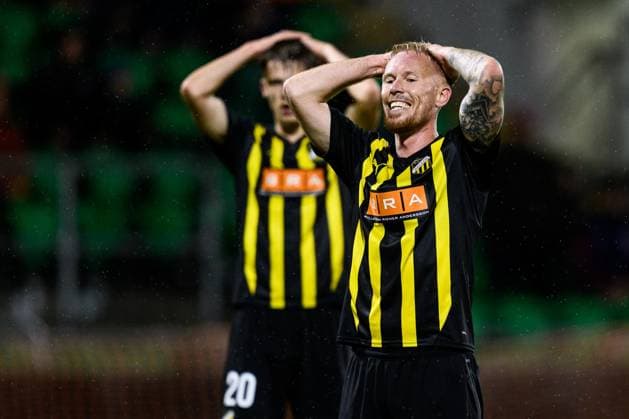 251002 Mikkel Rygaard Jensen of Häcken looks dejected during the UEFA Conference League football match between Shelbourne FC and Häcken on October 2, 2025 in Dublin. Photo: Carl Sandin BILDBYRAN kod CS CS0783 fotboll football soccer fotball uefa conference league conference league shelbourne fc häcken bbeng bbauto depp Copyright: CARLxSANDIN BB251002CS074
