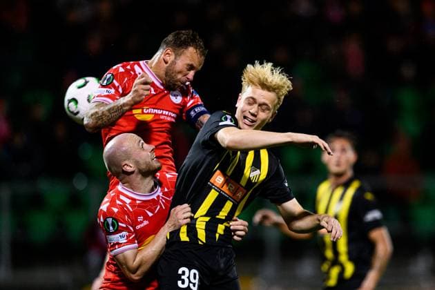 251002 Patrick Barrett of Shelbourne FC and Isak Brusberg of Häcken during the UEFA Conference League football match between Shelbourne FC and Häcken on October 2, 2025 in Dublin. Photo: Carl Sandin BILDBYRAN kod CS CS0783 fotboll football soccer fotball uefa conference league conference league shelbourne fc häcken bbeng Copyright: CARLxSANDIN BB251002CS075