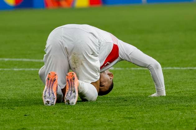 Badredine Bouanani (VfB Stuttgart, 27) verletzt am Boden , Schweiz, Fussball, UEFA Europa League, 2. Spieltag, 2025 2026, FC Basel vs. VfB Stuttgart, 02.10.2025, Sankt Jakob Park, Basel, Schweiz Basel Sankt Jakob Park Kanton Basel-Stadt Schweiz Copyright: xGrantxHubbsx