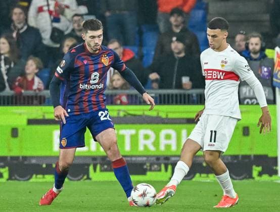 Bilal El Khannouss (VfB Stuttgart, 11) spielt den Ball vor Leo Leroy (FC Basel, 22) CH, FC Basel - VfB Stuttgart, Fussball, Europa League, 2. Spieltag, Saison 2025 2026, 02.10.2025 CH, FC Basel - VfB Stuttgart, Fussball, Europa League, 2. Spieltag, Saison 2025 2026, 02.10.2025 Basel Copyright: xEibner-Pressefoto ThomasxHessx EP_THS