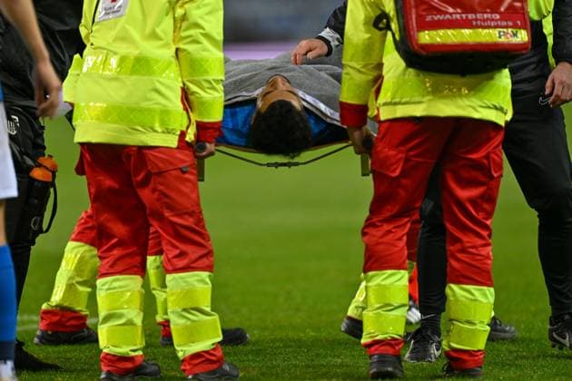 251002 KRC Genk vs Ferencvaros Zakaria El Ouahdi (77) of Genk leaves the pitch with an injury during the 2nd game in the Uefa Europa League season 2025-2026 League Phase between KRC Genk and Ferencvaros from Hungary on October 2 , 2025 in Genk, Belgium. (Photo by David Catry Isosport) Genk Belgium  Copyright: xDavidxCatryx 20251002DC2_2289