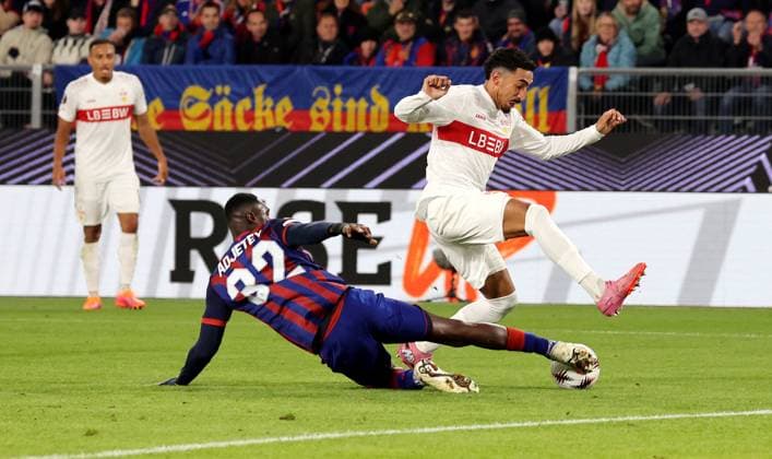 02.10.2025, Schweiz, Basel, Fußball UEFA Europa League, FC Basel vs. VfB Stuttgart, v.l. Jonas Adjetey (FC), Tiago Tomas (VfB)