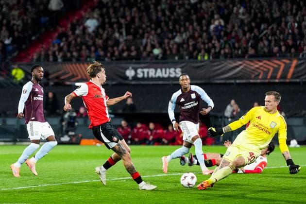 UEFA Europa League: Feyenoord Rotterdam v Aston Villa F.C. Rotterdam - Luciano Valente of Feyenoord, Aston Villa goalkeeper Marco Bizot during the second match of the UEFA Europa League 2025 2026. The match is set between Feyenoord Rotterdam and Aston Villa F.C. at Stadion Feijenoord De Kuip on 2 October 2025 in Rotterdam, The Netherlands. Copyright: xYannickxVerhoevenx