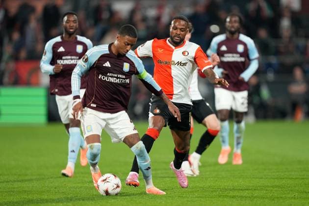 ROTTERDAM, 02-10-2025, Stadium de Kuip , season 2025 2026 , Europa League football . Match between Feyenoord and Aston Villa , Picture shows Aston Villa player Ezri Konsa, Feyenoord player Cyle Larin Feyenoord - Aston Villa  x31326658x Copyright: