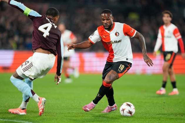 ROTTERDAM, 02-10-2025, Stadium de Kuip , season 2025 2026 , Europa League football . Match between Feyenoord and Aston Villa , Picture shows Aston Villa player Ezri Konsa , Feyenoord player Cyle Larin Feyenoord - Aston Villa  x31326660x Copyright: