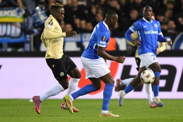 Ferencvaros Bamidele Yusuf and Genk s Mujaid Sadick pictured in action during a soccer game between Belgian KRC Genk and Hungarian Ferencvarosi TC, on Thursday 02 October 2025, in Genk, in the second game (out of 8) in the league phase of the UEFA Europa League competition. JILLxDELSAUX  x135945921x