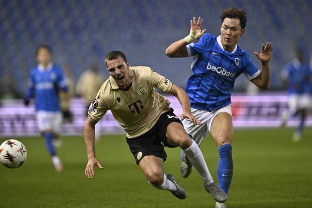Ferencvaros Toon Raemaekers and Genk s Hyeon-Gyu Oh fight for the ball during a soccer game between Belgian KRC Genk and Hungarian Ferencvarosi TC, on Thursday 02 October 2025, in Genk, in the second game (out of 8) in the league phase of the UEFA Europa League competition. JOHAN EYCKENS JohanxEyckens  x135945960x