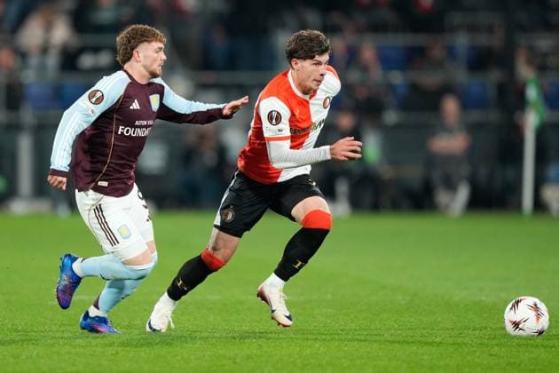 ROTTERDAM, 02-10-2025, Stadium de Kuip , season 2025 2026 , Europa League football . Match between Feyenoord and Aston Villa , Picture shows Aston Villa player Harvey Elliott, Feyenoord player Jordan Bos Feyenoord - Aston Villa  x31326699x Copyright: