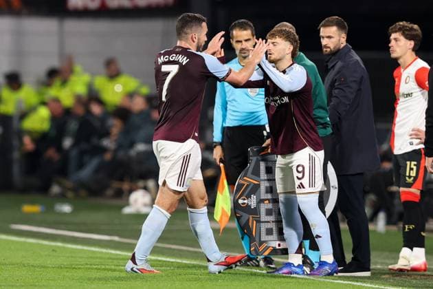 2025-10-02 Feyenoord v Aston Villa - UEFA Europa League, League phase, MD2 ROTTERDAM, NETHERLANDS - OCTOBER 2: John McGinn of Aston Villa is substituted and Harvey Elliott of Aston Villa enter the ptich during the UEFA Europa League, League phase, MD2 match between Feyenoord and Aston Villa at Stadion Feijenoord on October 2, 2025 in Rotterdam, Netherlands. Rotterdam Stadion Feijenoord Netherlands Content not available for redistribution in The Netherlands directly or indirectly through any third parties. Copyright: xHansxvanxderxValkx