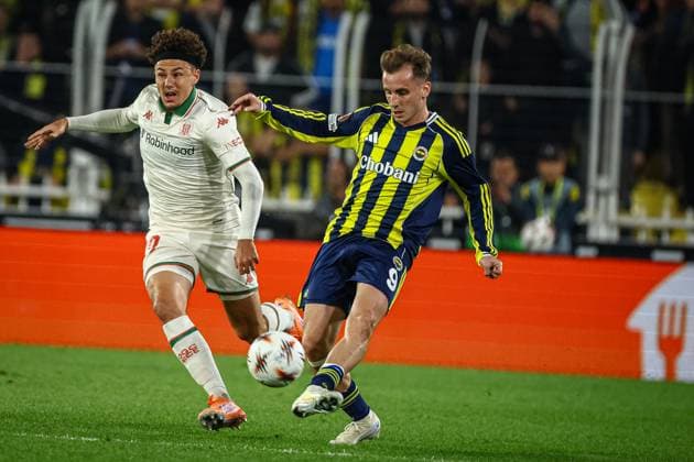 Fenerbahce vs Nice UEFA Europa League 2025-26 MD2 Kerem Akturkoglu of Fenerbahce SK pass the ball during the match. Fenerbahce and Nice faced each other at UEFA Europa League 2025 26 League Phase MD2. The match took place in Ulker Fenerbahce Sukru Saracoglu Stadium on October 2, 2025. Istanbul Istanbul Turkey Copyright: xBurakxBasturkx