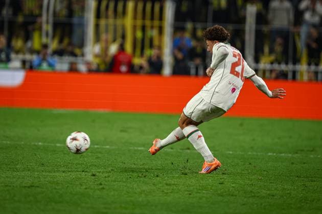 Fenerbahce vs Nice UEFA Europa League 2025-26 MD2 Tom Louchet for OGC Nice kicks the ball during the match. Fenerbahce and Nice faced each other at UEFA Europa League 2025 26 League Phase MD2. The match took place in Ulker Fenerbahce Sukru Saracoglu Stadium on October 2, 2025. Istanbul Istanbul Turkey Copyright: xBurakxBasturkx