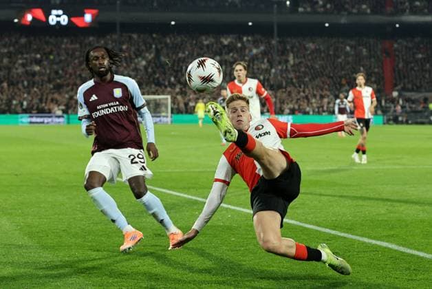 Gijs Smal of Feyenoord clears the ball from Evann Guessand of Aston Villa Feyenoord v Aston Villa, UEFA Europa League, Group Stage, Football, De Kuip, Rotterdam, Netherlands - 02 Oct 2025Rotterdam De Kuip Netherlands EDITORIAL USE ONLY No use with unauthorised audio, video, data, fixture lists, club league logos or live services. Online in-match use limited to 120 images, no video emulation. No use in betting, games or single club league player publications. Copyright: xBartxStoutjesdijk Shutterstockx 15504059al