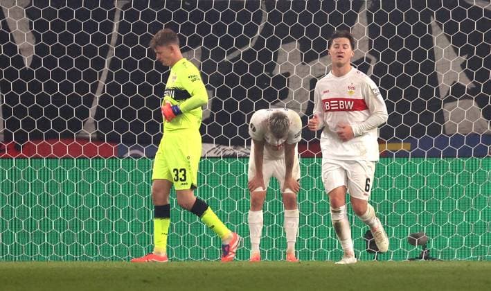 02.10.2025, Schweiz, Basel, Fußball UEFA Europa League, FC Basel vs. VfB Stuttgart, enttäuschung nach dem 2:0 Tor, v.l. Alexander Nübel (VfB), Ramon Hendriks (VfB), Angelo Stiller (VfB)
