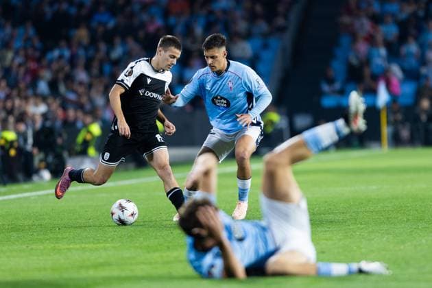 Real Club Celta v PAOK FC - UEFA Europa League 2025 26 League Phase MD2 VIGO, SPAIN - OCTOBER 02: Manu Fernandez of RC Celta de Vigo competes for the ball with Ioannis Konstantelias of PAOK FC during to the UEFA Europa League 2025 26 League Phase MD2 match between Real Club Celta and PAOK FC at Estadio Abanca-Balaidos on October 02, 2025 in Vigo, Spain. (Photo by Diego Simon Photo Players Images Magara Press) Vigo Estadio Abanca-Balaidos Spain Copyright: xDiegoxSimonx