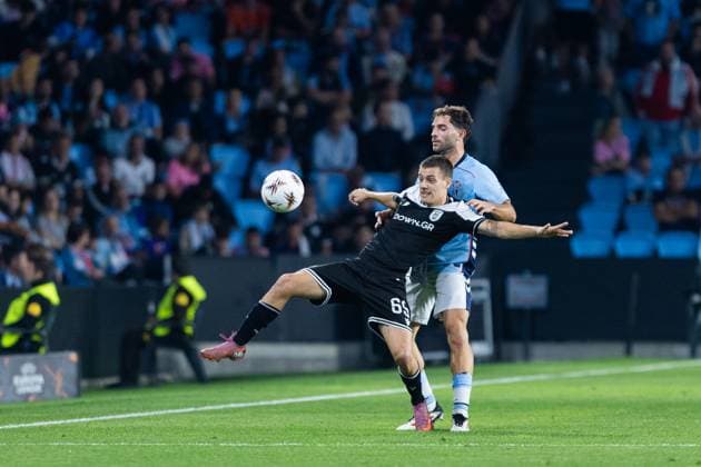 Real Club Celta v PAOK FC - UEFA Europa League 2025 26 League Phase MD2 VIGO, SPAIN - OCTOBER 02: Javi Rueda of RC Celta de Vigo competes for the ball with Ioannis Konstantelias of PAOK FC during to the UEFA Europa League 2025 26 League Phase MD2 match between Real Club Celta and PAOK FC at Estadio Abanca-Balaidos on October 02, 2025 in Vigo, Spain. (Photo by Diego Simon Photo Players Images Magara Press) Vigo Estadio Abanca-Balaidos Spain Copyright: xDiegoxSimonx