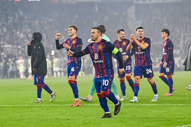 Xherdan Shaqiri (FC Basel, 10) tanzt und freut sich zeigt Emotion nach dem 2:0 Sieg. CH, FC Basel - VfB Stuttgart, Fussball, Europa League, 2. Spieltag, Saison 2025 2026, 02.10.2025 CH, FC Basel - VfB Stuttgart, Fussball, Europa League, 2. Spieltag, Saison 2025 2026, 02.10.2025 Basel Copyright: xEibner-Pressefoto ThomasxHessx EP_THS