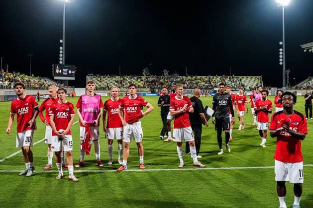 2025-10-02 AEK Larnaca FC v AZ Alkmaar - UEFA Conference League 2025 26 League Phase MD1 LARNACA, CYPRUS - OCTOBER 2: players of AZ Alkmaar thank the fans during the UEFA Conference League 2025 26 League Phase MD1 match between AEK Larnaca FC and AZ Alkmaar at AEK Arena on October 2, 2025 in Larnaca, Cyprus. Larnaca AEK Arena Cyprus Content not available for redistribution in The Netherlands directly or indirectly through any third parties. Copyright: xEdxvanxdexPolx