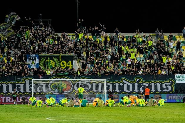 2025-10-02 AEK Larnaca FC v AZ Alkmaar - UEFA Conference League 2025 26 League Phase MD1 LARNACA, CYPRUS - OCTOBER 2: players of AEK Larnaca FC celebrate the win with their fans during the UEFA Conference League 2025 26 League Phase MD1 match between AEK Larnaca FC and AZ Alkmaar at AEK Arena on October 2, 2025 in Larnaca, Cyprus. Larnaca AEK Arena Cyprus Content not available for redistribution in The Netherlands directly or indirectly through any third parties. Copyright: xEdxvanxdexPolx