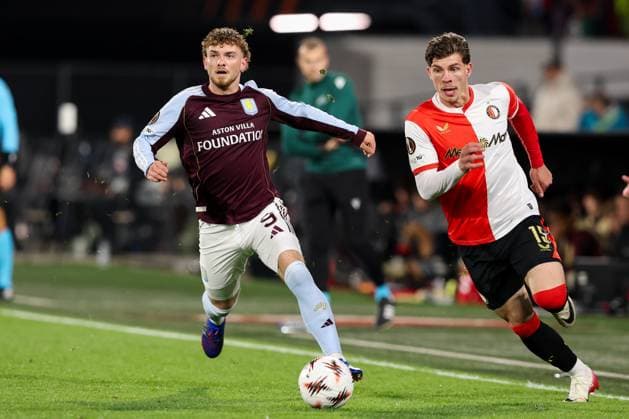 2025-10-02 Feyenoord v Aston Villa - UEFA Europa League, League phase, MD2 ROTTERDAM, NETHERLANDS - OCTOBER 2: Jordan Bos of Feyenoord is challenged by Harvey Elliott of Aston Villa during the UEFA Europa League, League phase, MD2 match between Feyenoord and Aston Villa at Stadion Feijenoord on October 2, 2025 in Rotterdam, Netherlands. Rotterdam Stadion Feijenoord Netherlands Content not available for redistribution in The Netherlands directly or indirectly through any third parties. Copyright: xHansxvanxderxValkx