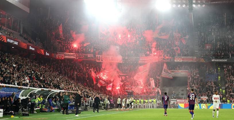 02.10.2025, Schweiz, Basel, Fußball UEFA Europa League, FC Basel vs. VfB Stuttgart, VfB Fans, Zuschauer, Pyrotechnik, Pyro, Pyros, Flammen, Rauch