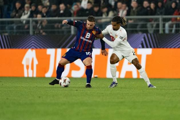 Schweiz: UEFA Europa League 2025 26, FC Basel 1893 vs VfB Stuttgart - St. Jakob-Park, Basel: Xherdan Shaqiri (10 Basel) im Duell mit Lorenz Assignon (22 Stuttgart) Copyright: xKjetilxWaberx
