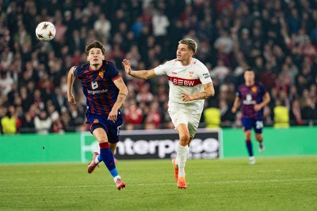 Schweiz: UEFA Europa League 2025 26, FC Basel 1893 vs VfB Stuttgart - St. Jakob-Park, Basel: Moritz Broschinski (17 Basel) im Duell mit Ramon Hendriks (3 Stuttgart) Copyright: xKjetilxWaberx