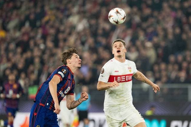 Schweiz: UEFA Europa League 2025 26, FC Basel 1893 vs VfB Stuttgart - St. Jakob-Park, Basel: Moritz Broschinski (17 Basel) im Duell mit Ramon Hendriks (3 Stuttgart) Copyright: xKjetilxWaberx