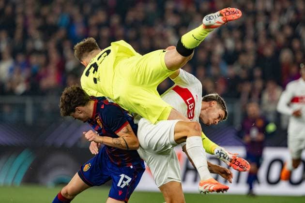 Schweiz: UEFA Europa League 2025 26, FC Basel 1893 vs VfB Stuttgart - St. Jakob-Park, Basel: Torhüter Alexander Nübel - Alexander Nubel (33 Stuttgart) springt in Ramon Hendriks (3 Stuttgart) und Moritz Broschinski (17 Basel) Copyright: xKjetilxWaberx