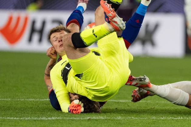Schweiz: UEFA Europa League 2025 26, FC Basel 1893 vs VfB Stuttgart - St. Jakob-Park, Basel: Torhüter Alexander Nübel - Alexander Nubel (33 Stuttgart) landet auf Moritz Broschinski (17 Basel) Copyright: xKjetilxWaberx