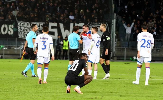 SK Sturm Graz v Rangers, Europa League, 2 October 2025 Rangers John Souttar & Nicolas Raskin surround the referee at full time. Graz Austria Copyright: xDanxWestwellx xSportPix.org.ukx