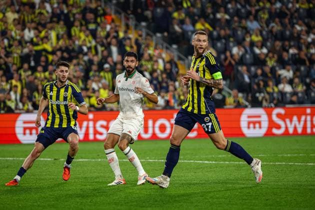 Fenerbahce vs Nice UEFA Europa League 2025-26 MD2 Morgan Sanson for OGC Nice in action during the match between Ismail Yuksek of Fenerbahce SK and Milan Skriniar of Fenerbahce SK. Fenerbahce and Nice faced each other at UEFA Europa League 2025 26 League Phase MD2. The match took place in Ulker Fenerbahce Sukru Saracoglu Stadium on October 2, 2025. Istanbul Istanbul Turkey Copyright: xBurakxBasturkx