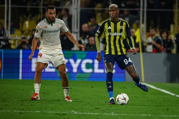 Fenerbahce vs Nice UEFA Europa League 2025-26 MD2 Anderson Talisca of Fenerbahce SK in action during the match with Charles Vanhoutte for OGC Nice. Fenerbahce and Nice faced each other at UEFA Europa League 2025 26 League Phase MD2. The match took place in Ulker Fenerbahce Sukru Saracoglu Stadium on October 2, 2025. Istanbul Istanbul Turkey Copyright: xBurakxBasturkx