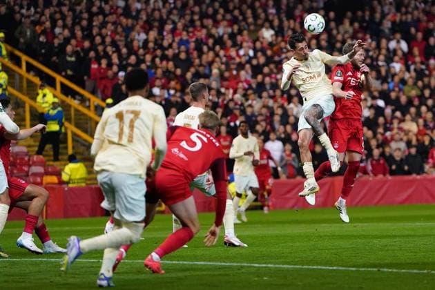 Nicky Devlin of Aberdeen challenges Marlon Gomes of Shakhtar Donetsk for the ball Aberdeen vs Shakhtar Donetsk, UEFA Conference League, Group Stage, Football, Pittodrie, Aberdeen, Scotland, UK - 02 Oct 2025Aberdeen Pittodrie Scotland United Kingdom EDITORIAL USE ONLY No use with unauthorised audio, video, data, fixture lists, club league logos or live services. Online in-match use limited to 120 images, no video emulation. No use in betting, games or single club league player publications. Copyright: xPetexSummers Shutterstockx 15504060da