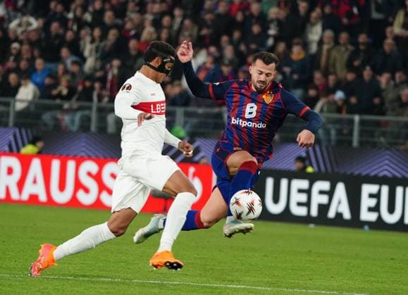 02.10.2025 Schweiz, Basel .Fussball Herren UEFA Europa League Saison 2025 2026 FC Basel - VFB Stuttgart.2:0 Bild :Albian Ajeti (FC Basel) gegenJaquez ( VFB Stuttgart) (I.) Aktion Zweikampf